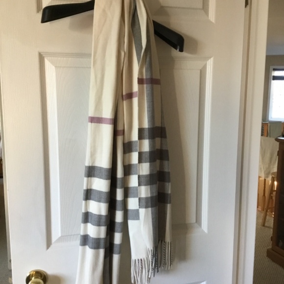 NWOT Soft Scarf/Shawl - Picture 2 of 4